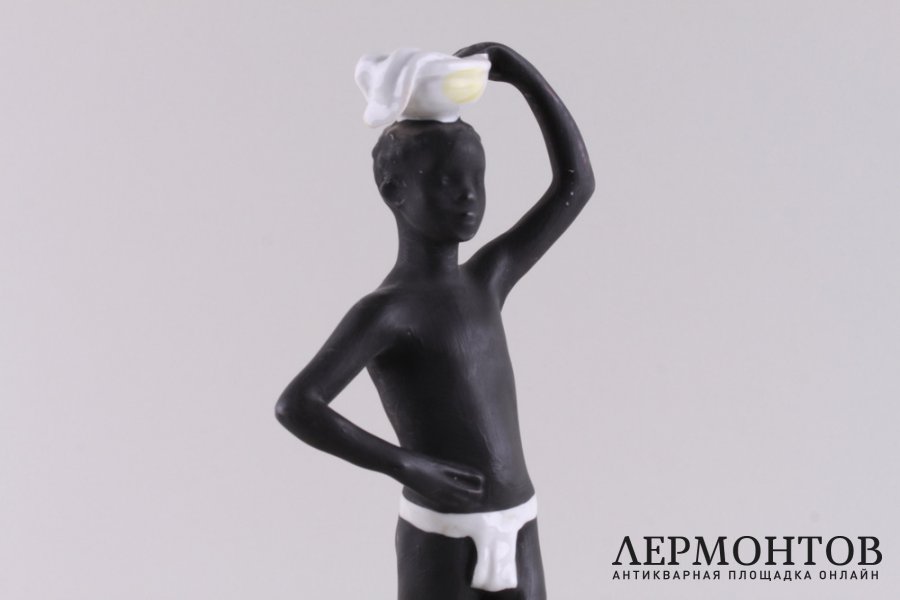 Статуэтка Африка.  СССР, ЛФЗ, скульптор Столбова, худ. Орлова, 1950-60е гг. Фарфор.