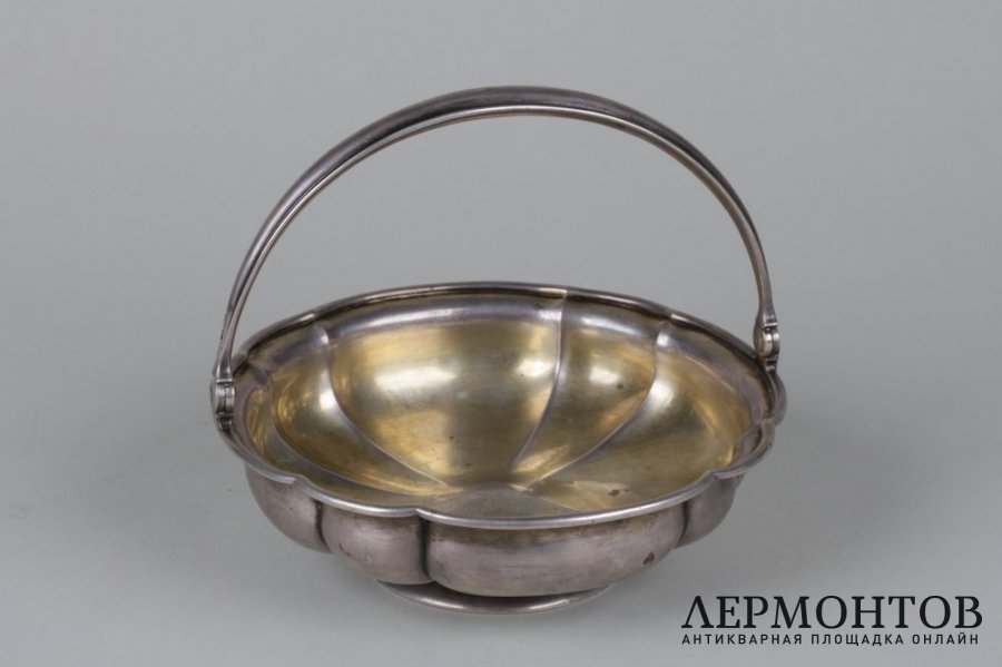 Вазочка с ручкой. Российская империя,  фирма И. Сазикова, 1863 год. Серебро 84. 