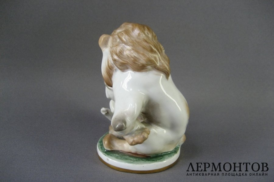 Композиция Лев и заяц. Фарфор. СССР, ЛФЗ, 50-60-е годы ХХ века.
