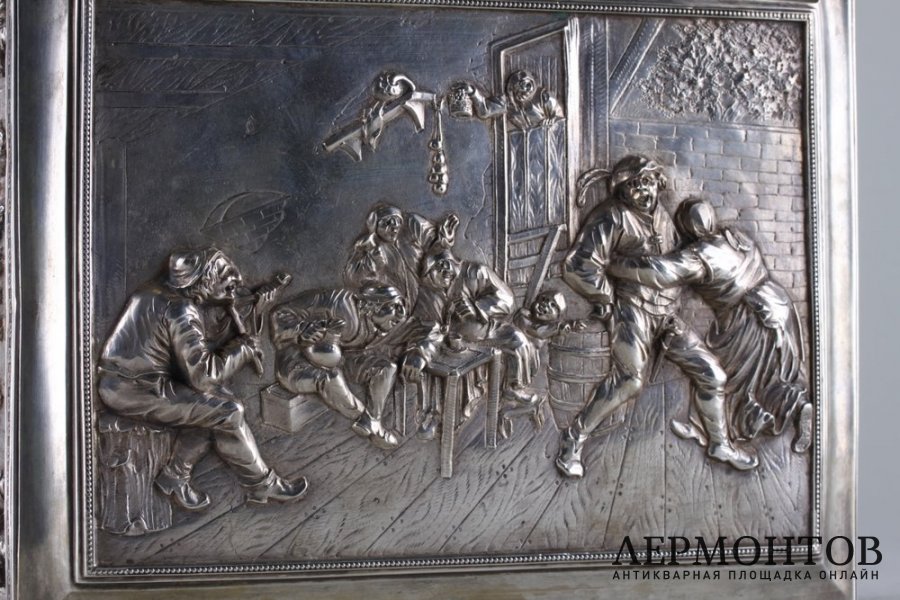  Коробка  с изображением сцены в трактире. Серебро 800. Голландия