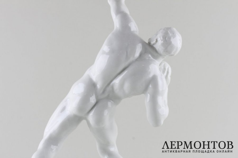 Статуэтка Метатель ядра. Фарфор.  Фабрика Herend, Венгрия, 1950-е годы.