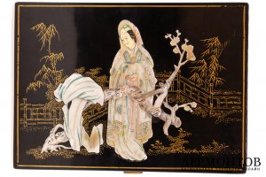 Шкатулка для украшений В саду. Китай, 1950-1960 гг. Папье-маше, лак, перламутр.