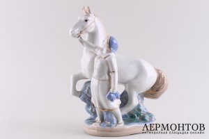 Статуэтка Колхозница с конем. СССР, Гжель, автор Бессарабова, 1950-1960-е гг. Фарфор.