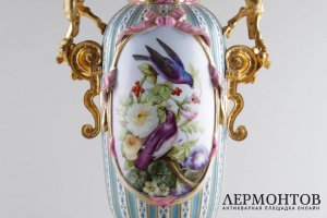 Лампа с фигурками сатиров и живописными рисунками в резервах. Фарфор. Россия, ИФЗ.