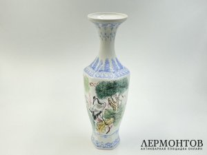 Ваза с росписью в родной коробке. Китай, 1960-е гг. Фарфор, роспись.