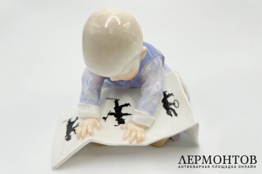 Статуэтка Ребенок с книгой. Германия, Meissen, Konrad Hentschel, 1900-е гг. Фарфор.