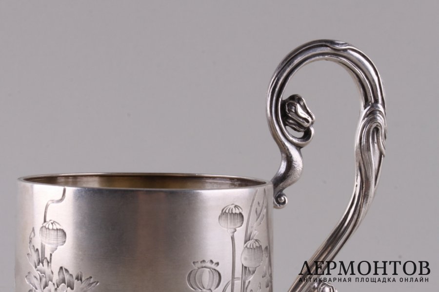Подстаканник Маки со стаканом и ложкой. Серебро 84 пробы. Российская империя, 1908-17