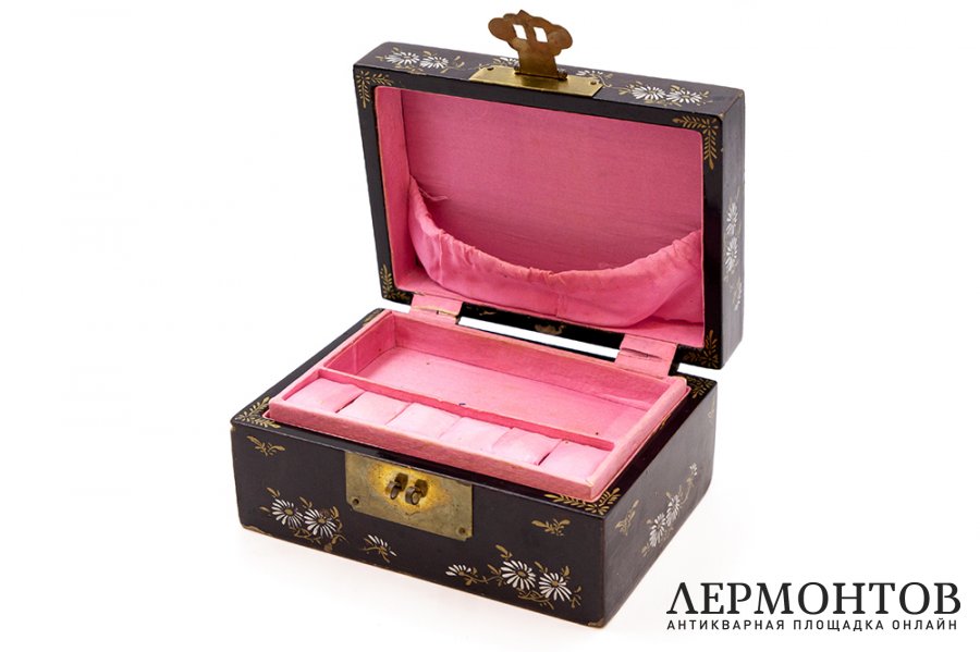 Шкатулка для украшений Встреча. Китай, 1950-1960 гг. Папье-маше, лак, перламутр.