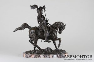 Скульптура Рыцарь, обнажающий меч. Бронза. Европа, 20 век.