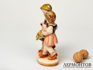 Статуэтка «Дети с корзиной цветов». Фарфор, Rudolf Heinz, Германия, 1930–1940 годы