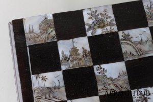 Шахматы. Дерево, гравировка по перламутру. Фигуры - кость буйвола. Вьетнам, 1960-70е