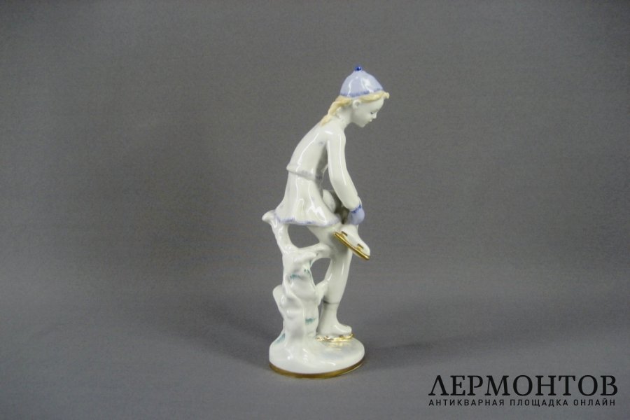 Юная фигуристка. Фарфор. СССР, ЛФЗ, 50-60-е годы ХХ века.