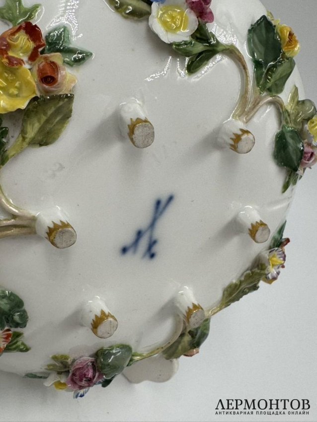 Кофейная пара с лепными розами. Фарфор, роспись, золочение, Meissen, Германия, 19 век