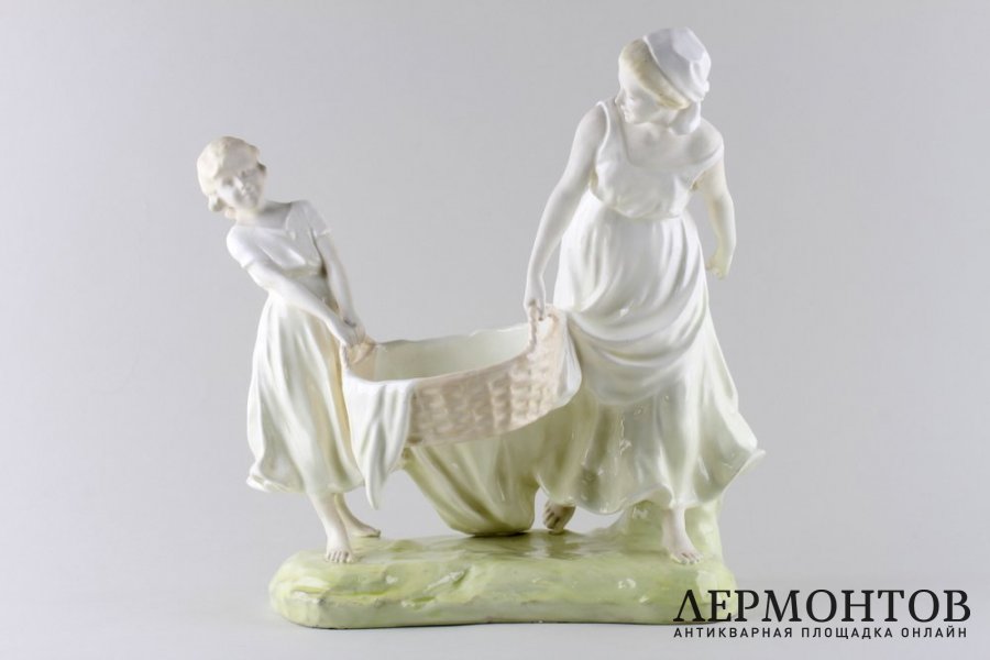 Статуэтка в виде вазы. Фаянс.  Goldscheider, Австрия, авторская подпись, 1905 год.