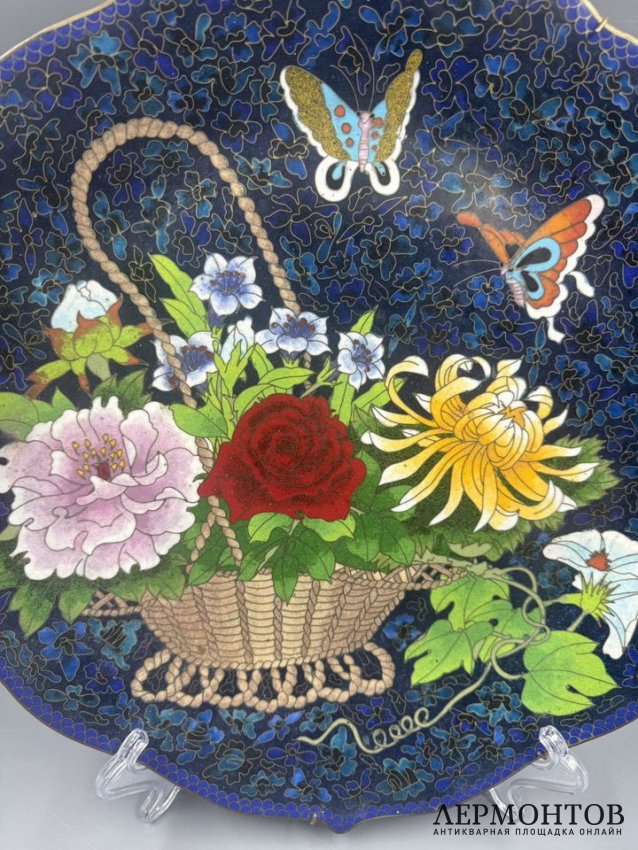 Настенное блюдо с корзиной цветов и бабочками. Перегородчатая эмаль, Китай, 2-я половина 20 века