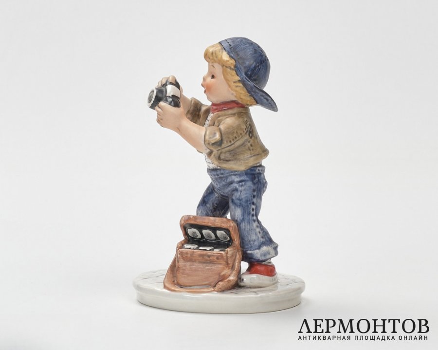 Статуэтка «Юный фотограф». Фарфор, Goebel, Германия, 1979–1990 годы