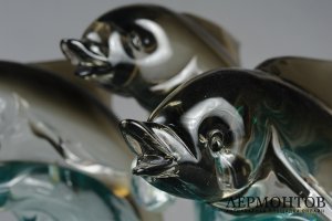 Скульптура Дельфины на гребне волны. Зап. Европа, автор A. Boodrul, сер. 20 в. Стекло