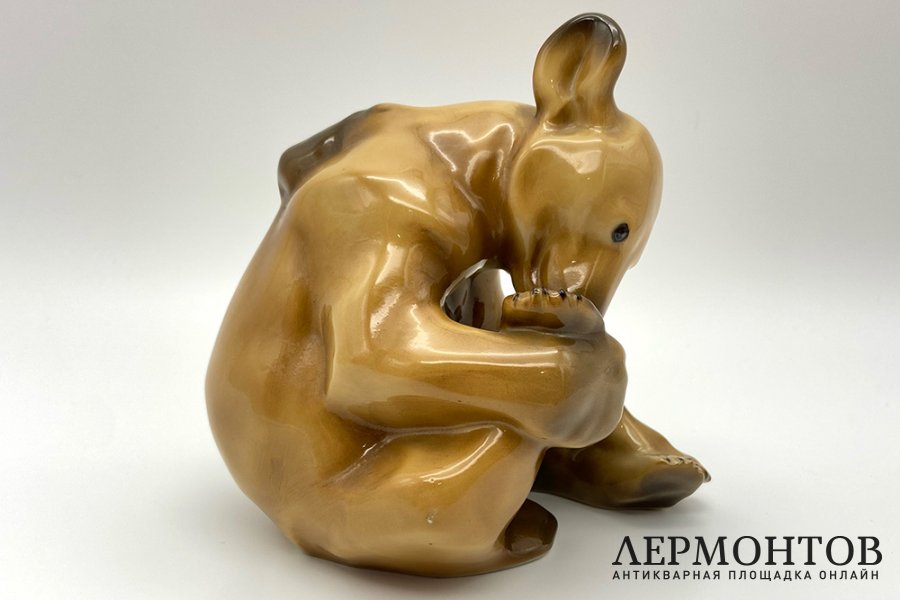 Статуэтка Сидящий медведь. Фарфор, роспись. Германия, Аллах Allach, 1936-1945