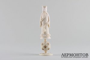 Статуэтка. Сановник на шаре мироздания. Слоновая кость. Китай. XIX-XX вв.