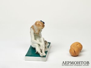 Статуэтка «Обнажённая девушка с кошкой». Фарфор, Karl Ens, Германия, 1919–1940 годы