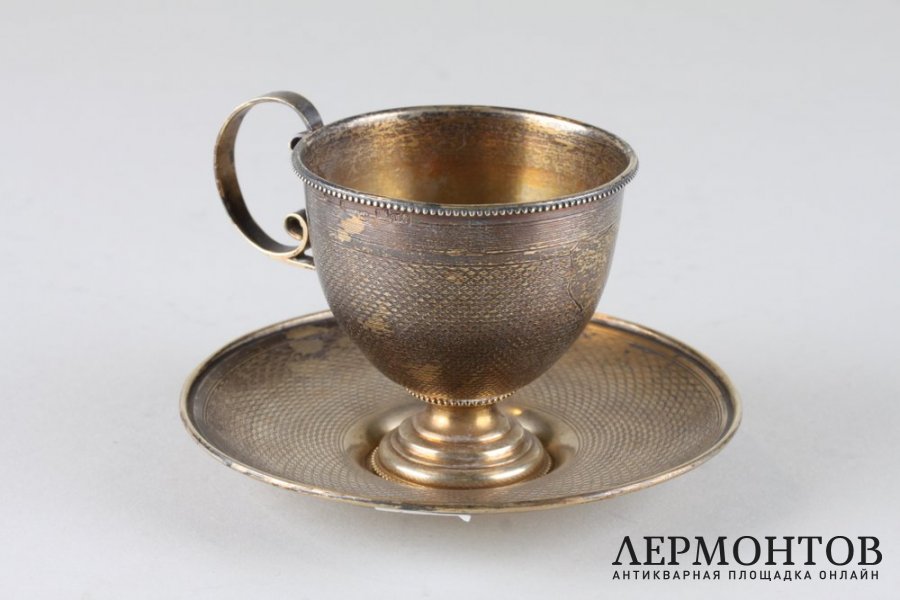 Чайная пара, украшенная узором гильоше. Серебро 84 пробы. Россия, 1879 год