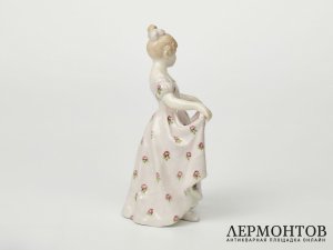 Статуэтка «Девушка бидермейер, смотрит налево». Goldscheider, Австрия, 1904–1905 годы