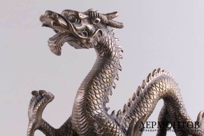 Скульптура Дракон. Китай, 2 половина 20 в. Бронза, литье. Камень, полировка.