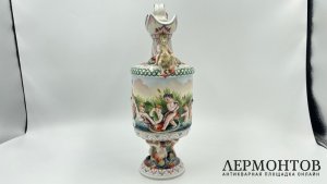 Декоративный кувшин со скульптурным декором. Италия, Каподимонте, 1970-1980-е гг.