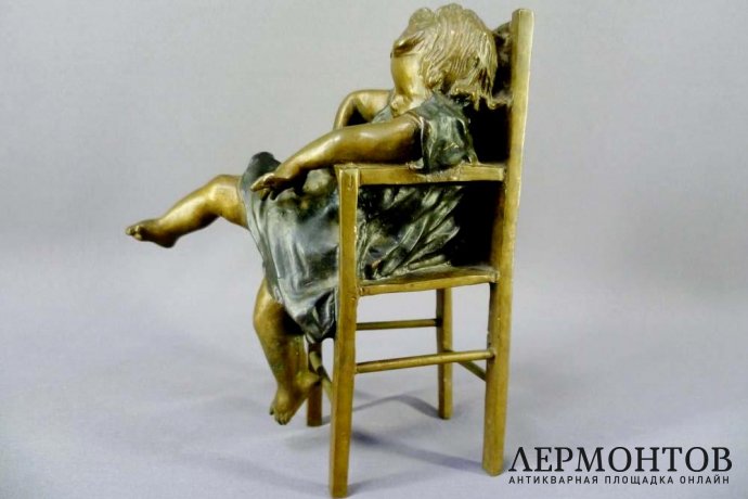 Девочка на стуле. Бронза, патинирование. Франция, ХХ век.