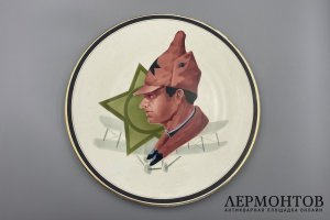 Парные тарелки с изображениями пахаря и красноармейца. Песоченская фабрика, 1926 г.