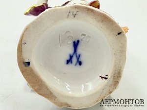 Статуэтка Певица с нотами. Meissen, 1 треть 20 века. Фарфор, роспись.