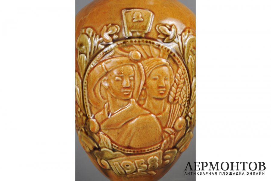 Ваза 40 лет ВЛКСМ. СССР, Конаково, Конаковский фаянсовый завод, 1958 г. Фаянс, глазурь.
