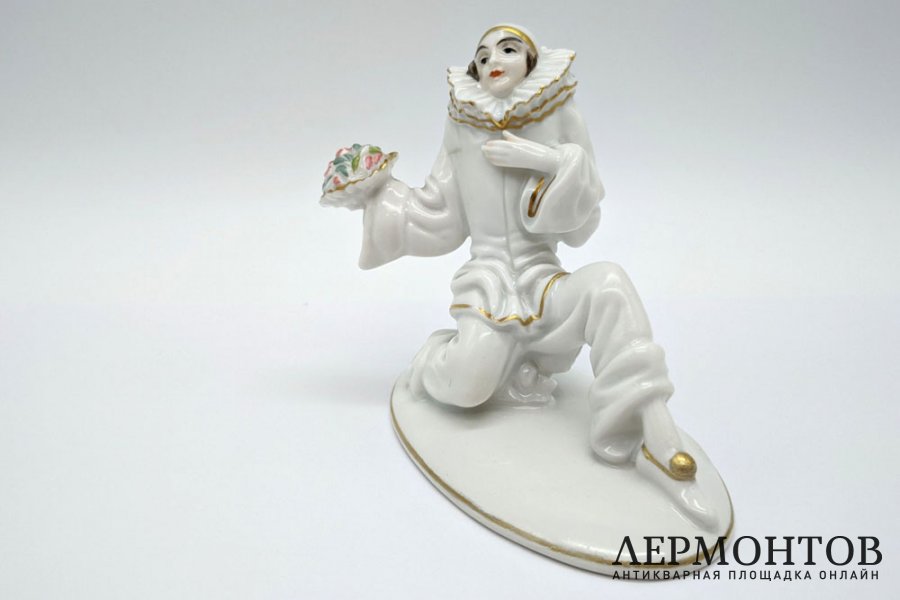 Статуэтка Пьеро с букетом цветов, в стиле ар-деко. Германия, Rosenthal, 1926 год.