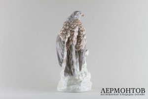 Фигурка. Сокол. Фарфор. Фабрика Amphora. 1918-1938 гг.  Чехословакия
