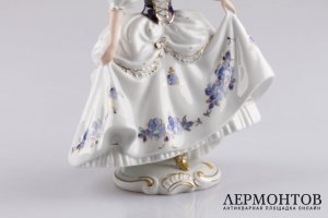 Статуэтка. Девушка в шляпе. Фарфор, роспись. Royal Dux Bohemia, XX век.