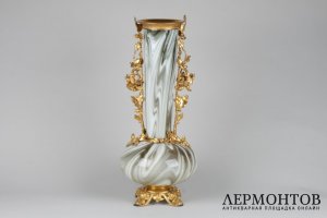 Декоративная ваза с фигурным туловом, украшенная фигурками ящерок и желудями. Стекло.