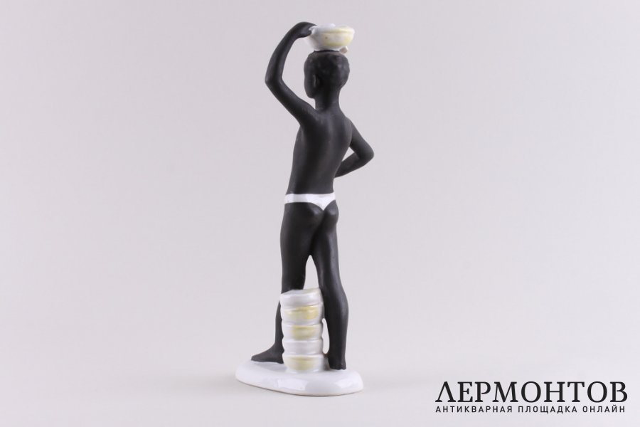 Статуэтка Африка.  СССР, ЛФЗ, скульптор Столбова, худ. Орлова, 1950-60е гг. Фарфор.