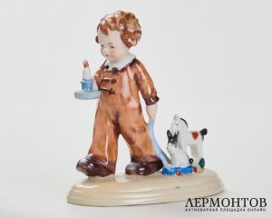 Статуэтка «Мальчик со свечой и игрушками». Фарфор, Fasold & Stauch, Германия, 1950–1960-е годы
