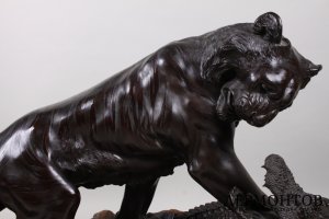Скульптура.  Схватка тигра и крокодила. Бронза. Япония, XIX в. Период Мейдзи.