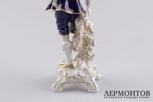 Статуэтка. Сборщик винограда. Фарфор, роспись. Royal Dux Bohemia, XX век.