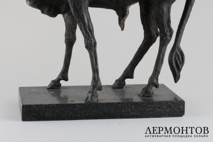 Антилопа гну. Скульптор - Андрей Марц. Силумин, мрамор. 1990-е гг.