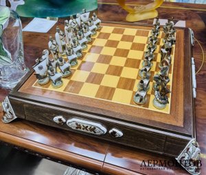 Шахматы «Богатыри и крестоносцы». Фарфор, дерево, Кисловодский фарфоровый завод