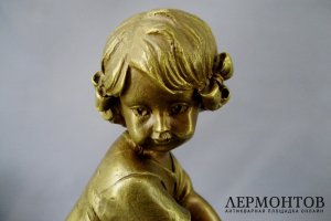 Девочка на стуле. Nick. Бронза. Франция, Париж, середина ХХ века. 21,0 см.