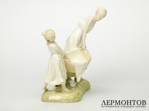 Статуэтка-ваза «Юная помощница мамы». Goldscheider, Австрия, 1905 год