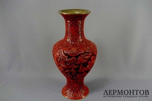 Декоративная ваза. Красный лак. Китай, ХХ век. Высота 38,0 см.