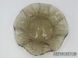 Блюдо морошка из антрацитового стекла. Завод Неман, автор Мурахвер, 1970-е гг.