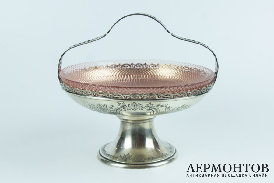 Конфетница со стеклянной вставкой. Серебро 84 пробы. Россия, Москва. 1880-е гг. Мастер О.Курлюков.