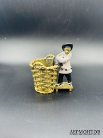 Статуэтка-карандашница «Клоун с корзиной». Бронза, Западная Европа, рубеж 19–20 вв.