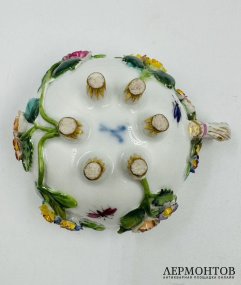 Кофейная пара с лепными розами. Фарфор, роспись, золочение, Meissen, Германия, 19 век