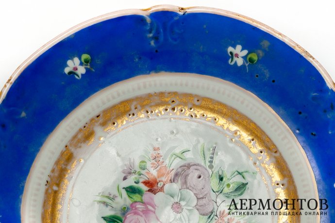 Тарелка с синим рельефным бортом и цветами. Россия, частный завод А. Попова, 19 век.